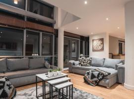 River View - Triplex Penthouse - Sleeps 14 โรงแรมในCentral Station