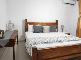 Habitación Solo Adultos con Baño Privado y Entrada Independiente Vista Parcial al Mar Piso 3