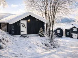 Sjarmerende tømmerhytte på gårdstun