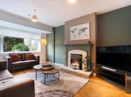 10-min to City Centre 2 Bedrooms Sleeps4 with Free Parking Garden & WiFi