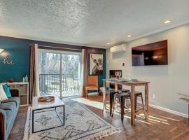 Elegant Second-Floor Condo Near Downtown Bend、ベンドのホテル