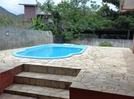 Casa grande Massaguaçu com piscina, Hotel in Caraguatatuba