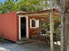 Container Vermelho na beira do rio e a poucos metros do mar com cozinha completo em mogiquiçaba bahia, отель в городе Belmonte