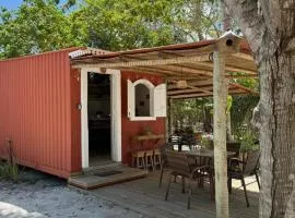 Container Vermelho na beira do rio e a poucos metros do mar com cozinha completo em mogiquiçaba bahia