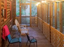 Private Dock and Game Room! Lake Hartwell Retreat, Hotel in Townville