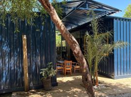 Container Azul na beira do rio e a poucos metros do mar em mogiquiçaba bahia, отель в городе Belmonte