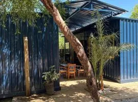 Container Azul na beira do rio e a poucos metros do mar em mogiquiçaba bahia
