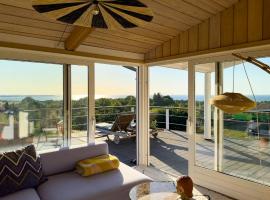 Colourful Home With Panorama Near Sejer Bay, hotel din Fårevejle