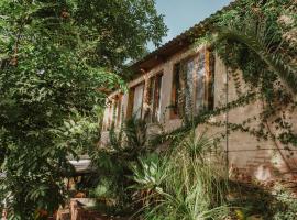 CASITA TECA jardín de esculturas junto al río, хотел в Уруапан де Прогресо