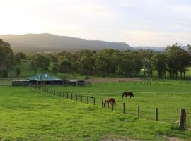 Woodmount Ridge Farmstay โรงแรมในEllalong