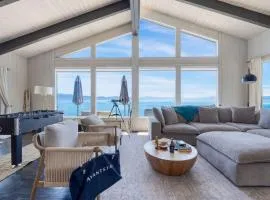 Lakeview by AvantStay Private Waterfront Cabin on Lake Tahoe w Hot Tub Views