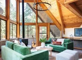 Timberline by AvantStay Stunning Chalet Cabin w Hot Tub Pool Table Home Theater