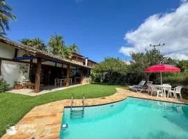 Casa com piscina em condomínio beira-mar