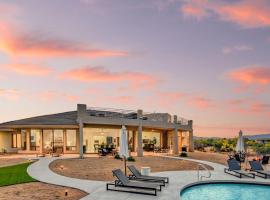 Fallbrook by AvantStay Secluded Home on 40acres wPool Rooftop Trails, Hotel in Scottsdale