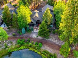 Klamath by AvantStay Premier Lakeside Cabin w Spa Fire Pit Lake Views, Hotel in Bend