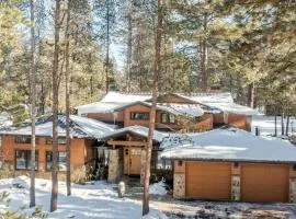 Base Camp by AvantStay Magical Cabin w Sauna Hot Tub Close to Snow Golf