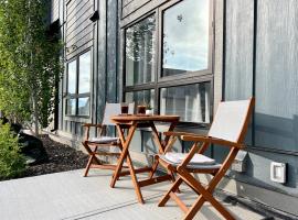 Pet-friendly Walk-Up Condo with Pool & Hot tub!, ξενοδοχείο στο Κάνμορ