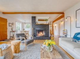 Four Bears by AvantStay Walk to Beach Hot Tub Ocean View, отель в городе Arch Cape