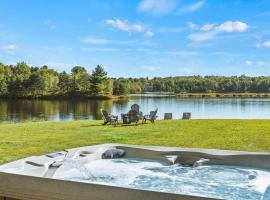 Strawberry Shores by AvantStay, hotel v destinácii Long Pond
