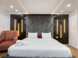 WATER VIEW 3 BEDROOM APARTMENT WITH JACUZZI PARKING WiFi NETFLIX POOL