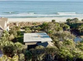 Sandpiper by AvantStay Gorgeous Beachside Home w Spacious Yard Chic Design