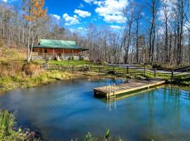 Charming Blue Ridge Cabin Private Pond and Waterfall Deer Haven by AvantStay, hotel sa Saluda