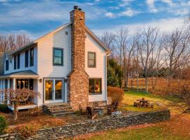 Catskill Park Farm by AvantStay Huge Yard Fire Pit Near Windham Ski Resort, hotelli kohteessa Prattsville