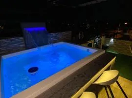 Luxury apartment private rooftop & jacuzzi