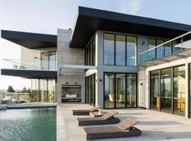 Belleza by AvantStay Hilltop Mansion w Pool Panoramic Views Ultra Modern Interior