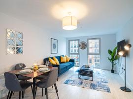 Stylish 2-Bed Riverside Apartment at Leeds Dock with Parking، فندق في ليدز