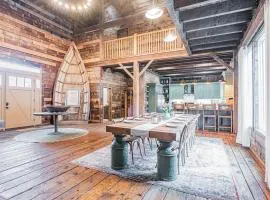 Modern Barn with Hot Tub, Game Room & Sleeps 14