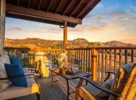 Scenic Deck w Sunset Views Near Temecula Wineries Estrada Ranch by AvantStay, hotelli kohteessa Fallbrook