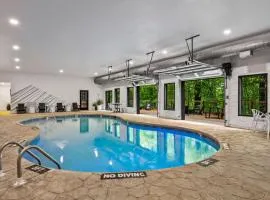 Sleeps 18 3 Suites at Firefly Mountain Lodge by AvantStay Indoor Pool Hot Tub Game Room Firepit and Playground Minutes from Dollywood