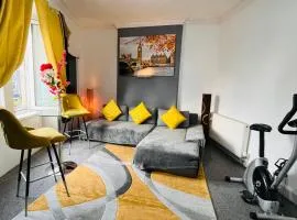 Spacious 3 Bedroom Entire Apartment Self Check in & Free Parking