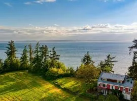 Maxwelton Aerie Bluffside Retreat w Sweeping Puget Sound Views Firepit