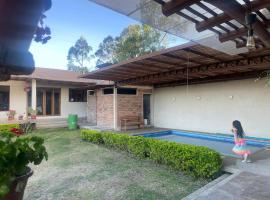 Hermosa Casa con piscina para grupo de 12 personas en Gualaceo, hotel em Gualaceo