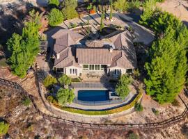 Hilltop Estate w Pool Hot Tub Fire Pit Views Cleveland Vista by AvantStay, Hotel in Murrieta