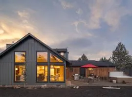 The Gem Estate by AvantStay Modern Farmhouse w Lavender Fields Hot Tub