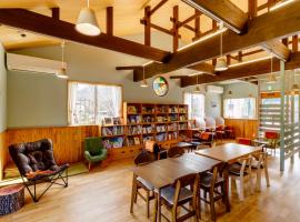 宿と図書サロン 花車 Hanagurum Inn, hotel i Amakusa