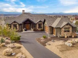 Heritage by AvantStay Luxe Oregon Retreat Deck