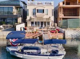 Canalfront Charmer by AvantStay Waterfront w Shared Dock Hot Tub