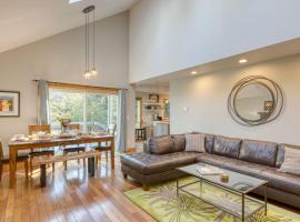 Royal Canoe by AvantStay Walk to the Shore Private Yard, Hotel in Arch Cape