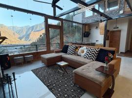 Kith & Kin Farms - 3BHK glass Villa-jacuzzi-Steam, Hotel in Bajaura