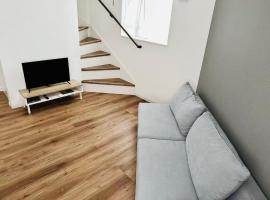 Spacious New 3-Bedroom Villa and Parking Central Tokyo near Shinjuku Shibuya and Ginza, hotel en Wada