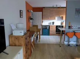 The Dreamcatcher apartment - 5 minute walk to Fleet train station