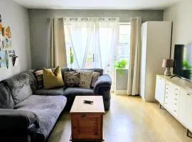 The Dreamcatcher apartment - Free parking - 5 minute walk to Fleet train station