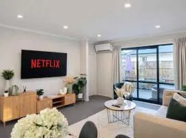 Modern Oasis Near Shopping Centres