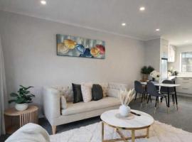 Modern Oasis with Spa close to shopping centres, Hotel in Hamilton