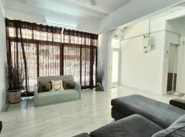 Spacious 9 Rooms house 23paxQbay MallSpice Arena