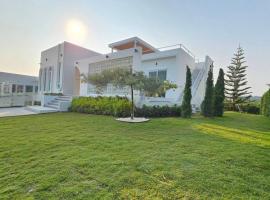 Grand Colline Pool Villa Khao Yai, viešbutis mieste Pak Chong